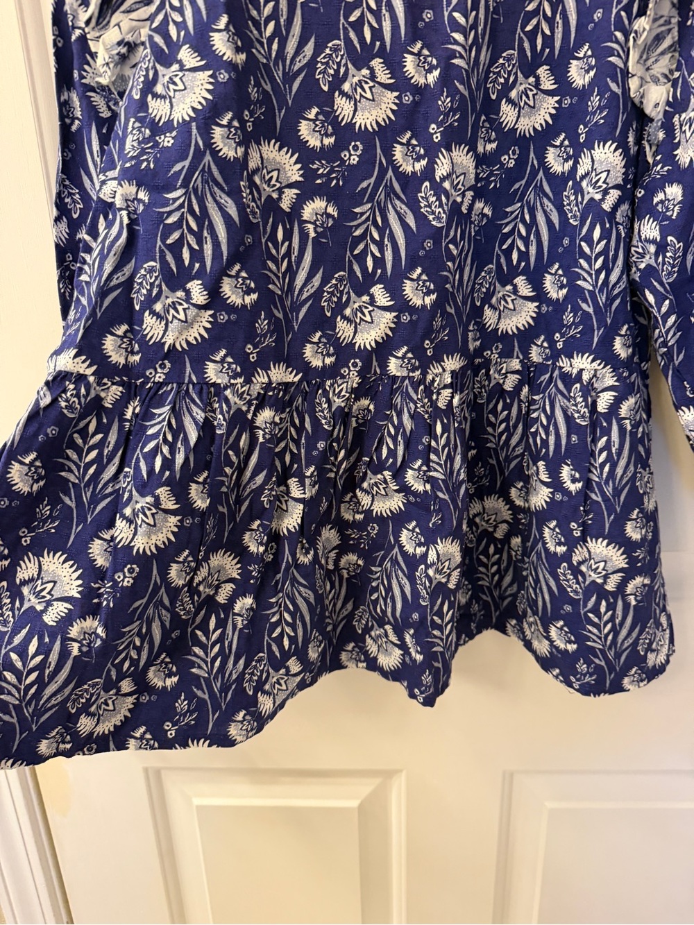 🩷 Universal Thread Navy & White Floral Ruffle Peplum Top size M 🩷 - Picture 5 of 10